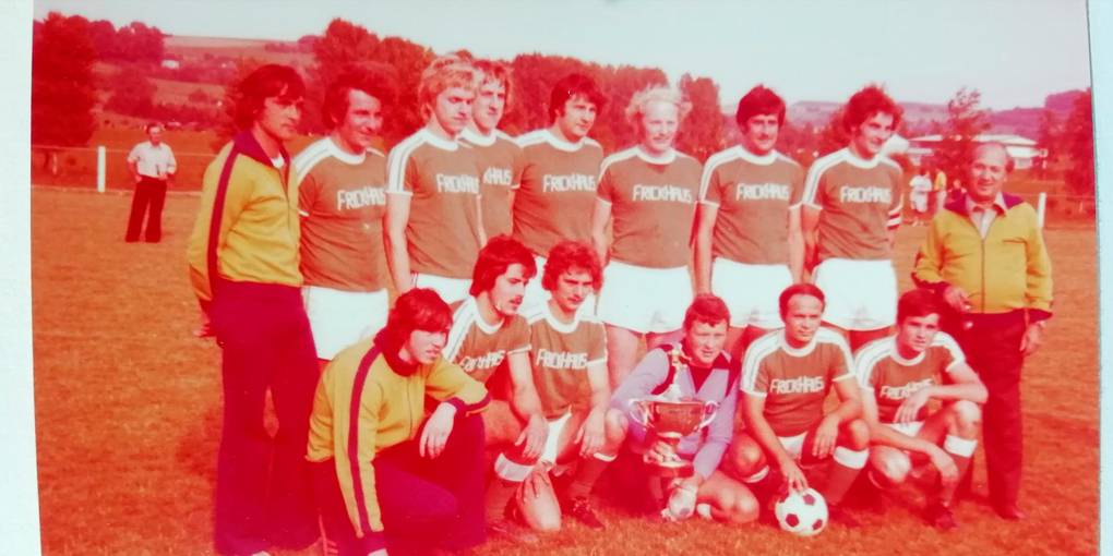 Der Kreispokalsieger von 1976: Der TV Grebenau nach dem mit 5:0 gewonnenen Finale gegen Nieder-Ofleiden in Groß-Felda. Fotos: Merle